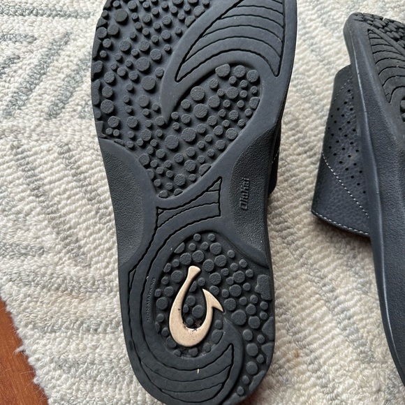 Men’s size 10 black OluKai sandal main image 6